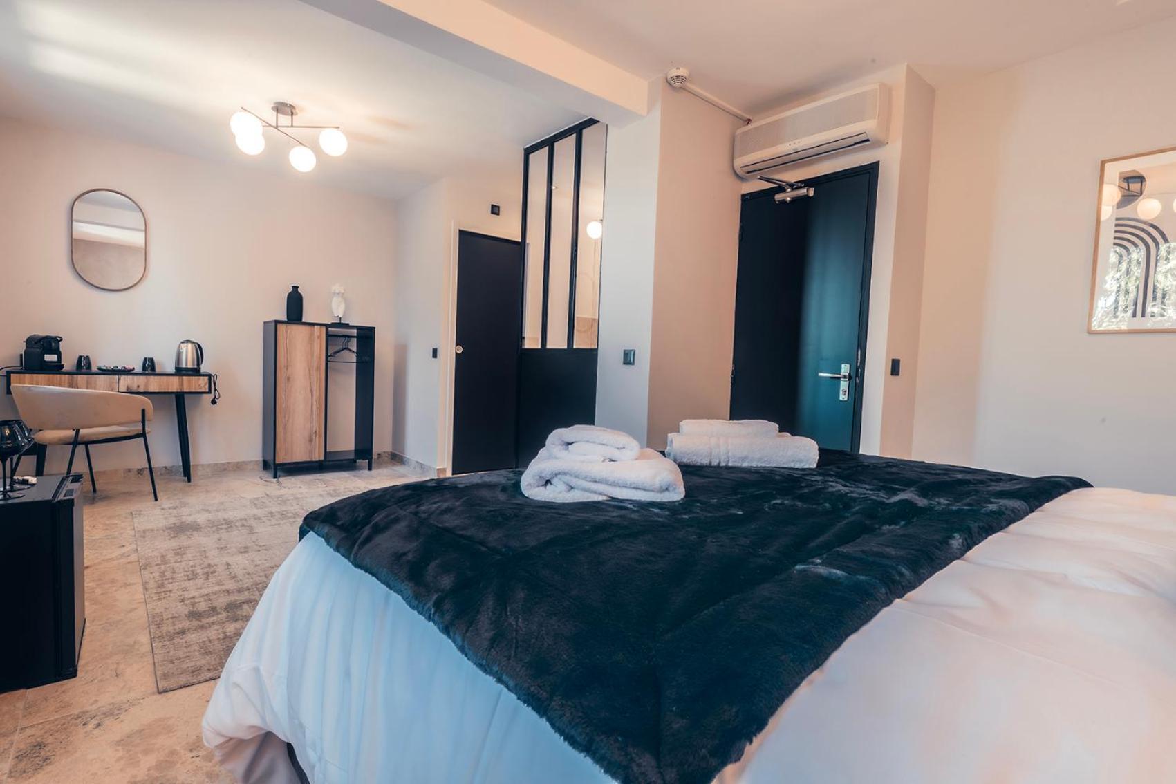 Les Suites De L'Etang Cucuron Exterior photo